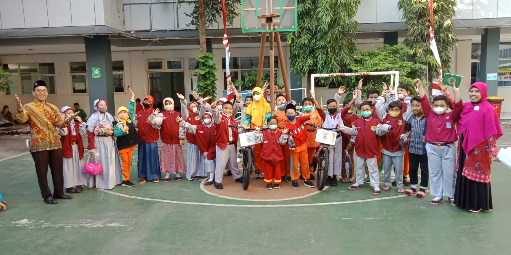 Mengapresiasi yang Rajin Shalat, SD Musix Surabaya Bagikan Tiga Sepeda