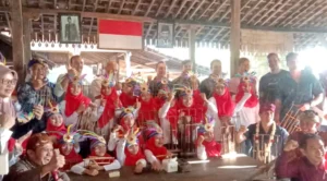 Tentara Amerika Main Angklung bersama Siswa SD Muhammadiyah 6 Surabaya