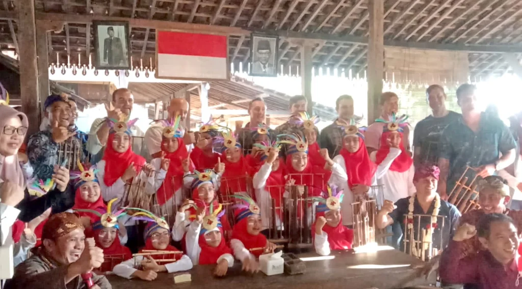 Tentara Amerika Main Angklung bersama Siswa SD Muhammadiyah 6 Surabaya