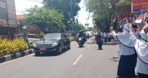 Detik-Detik Siswa SMP Musasi Menyambut Presiden Jokowi di Sidoarjo