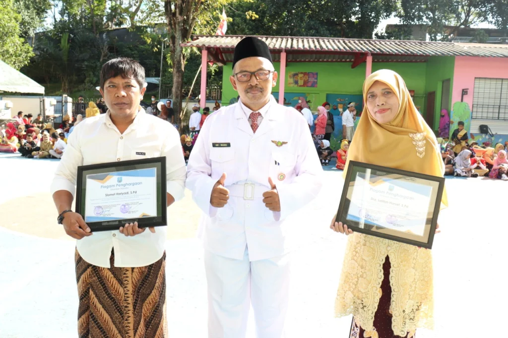 Dapat Penghargaan Mengabdi 20 Tahun, Ini Kesan dan Pesan 3 Guru SD Mudisa