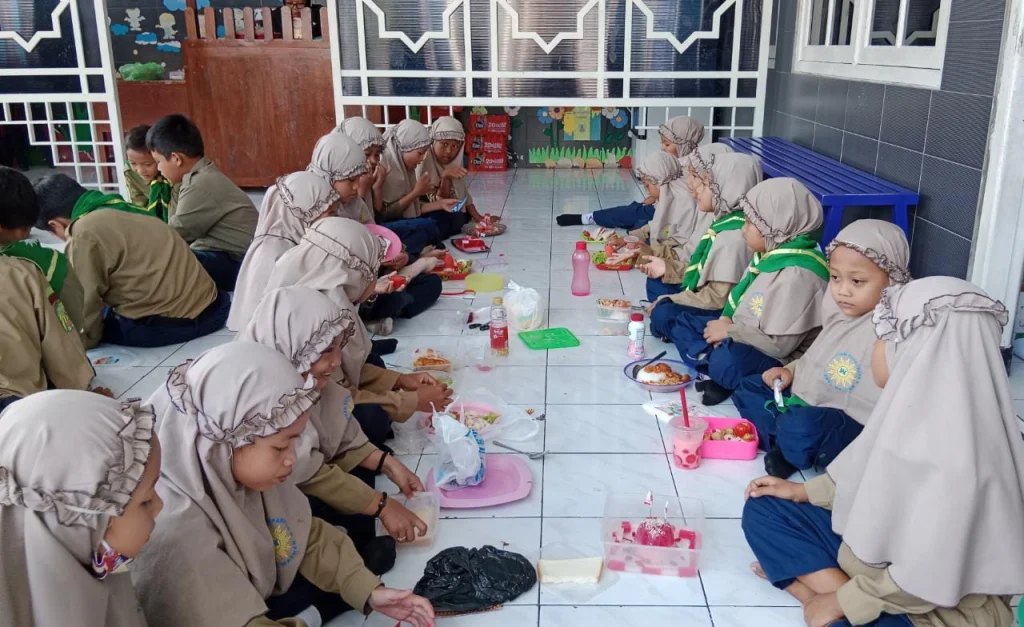 Lomba Menghias Makanan serba Merah Putih di Mimdaka