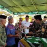 Tangis Haru Mewarnai Penyerahan Tanah Wakaf untuk PRM Daun Bawean