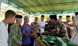 Tangis Haru Mewarnai Penyerahan Tanah Wakaf untuk PRM Daun Bawean