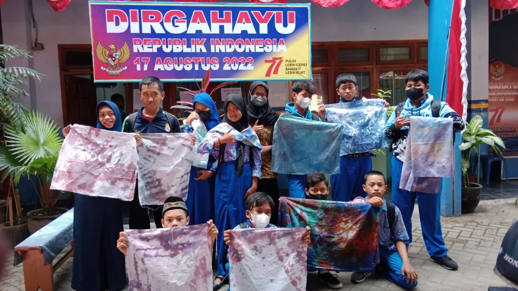 Siswa SMPM 2 Ponorogo Membatik Celup