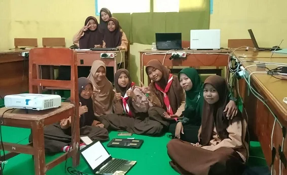Tetap Semangat Belajar TIK di Ruang Pengap, Geliat Siswa Sekolah Muhammadiyah Bawean  