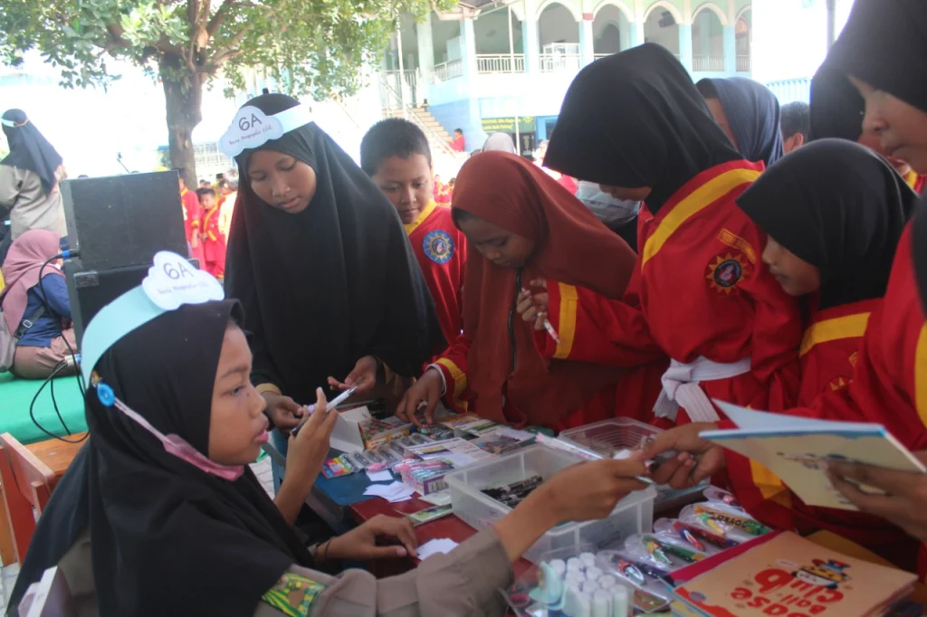 Sekolah Kreatif Menganti Ajak Siswa Berwirausaha sambil Beramal