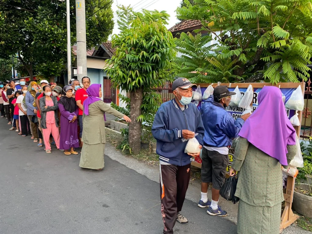 Wow! Panjangnya Pengantre Jumat Berkah Aisyiyah Tamanarum Ponorogo