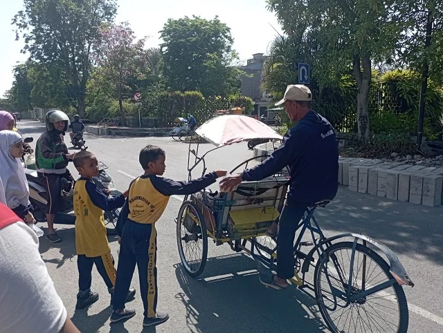 Jumat Berkah Ceria Pupuk Empati Siswa SDM 19 Surabaya