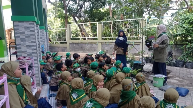 SD Almadany Mengenalkan Tanaman Toga dengan Praktik Menanam