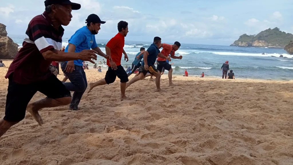 Family Gathering SD Muwri: Bapak Berlari, Ibu Bangun Candi