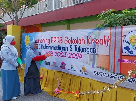 Gaya Unik Ikwam SD Muda Tusida dalam Launching PPDB Sekolah