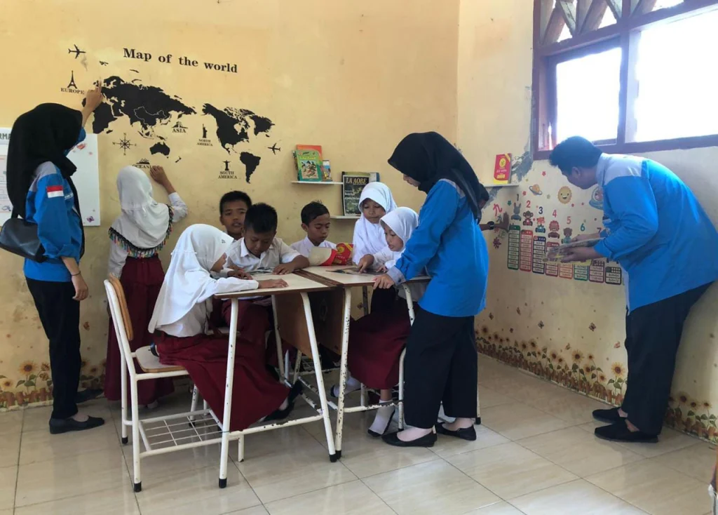 Mahasiswa KKN UMG di Bawean Dirikan Sudut Literasi