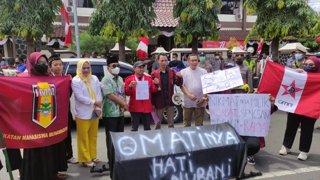 Mahasiswa Trenggalek Tolak Kenaikan BBM dengan Puisi