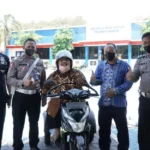 Akhirnya ‘Pelukis dengan Kaki’ Itu Punya SIM Khusus Difabel