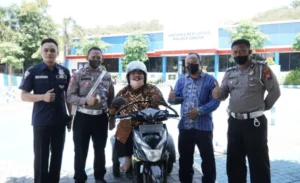 Akhirnya ‘Pelukis dengan Kaki’ Itu Punya SIM Khusus Difabel