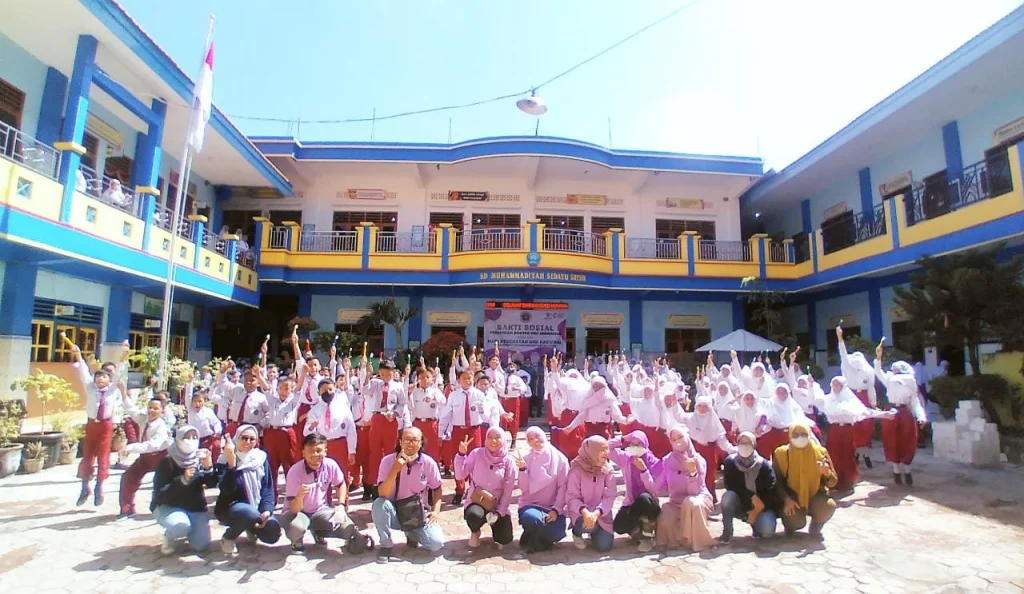 Gosok Gigi Merah Putih Massal di SD Muhsida Gresik