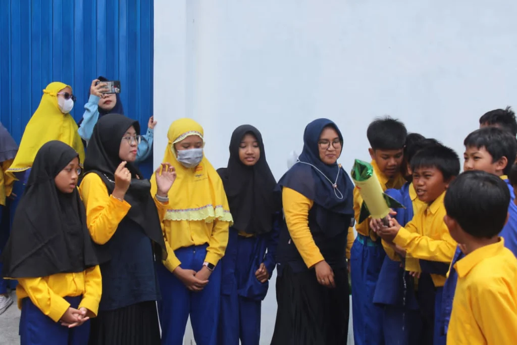 Spemdalas Mengajak Siswa Sekolah Kreatif Menganti Meluncurkan Roket