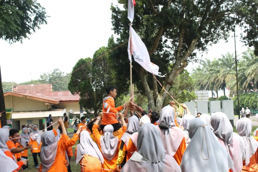 Kisah Heroik Guru dan Karyawan Spemdalas Mengibarkan Bendera dalam Unity Flag