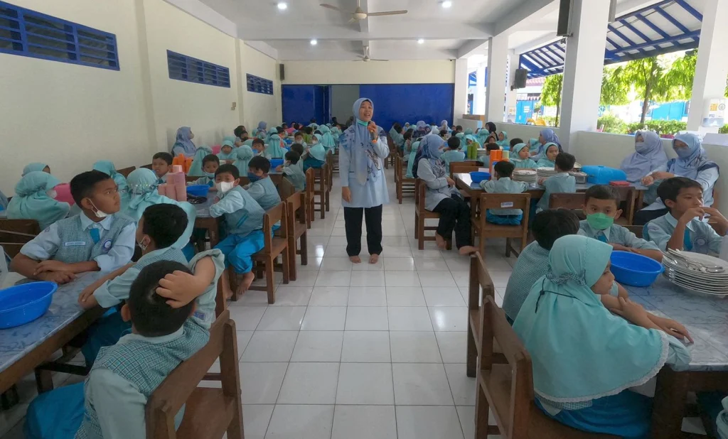 Siswa SDMM Kembali Makan Siang Bersama di Dining Room, Begini Tertibnya