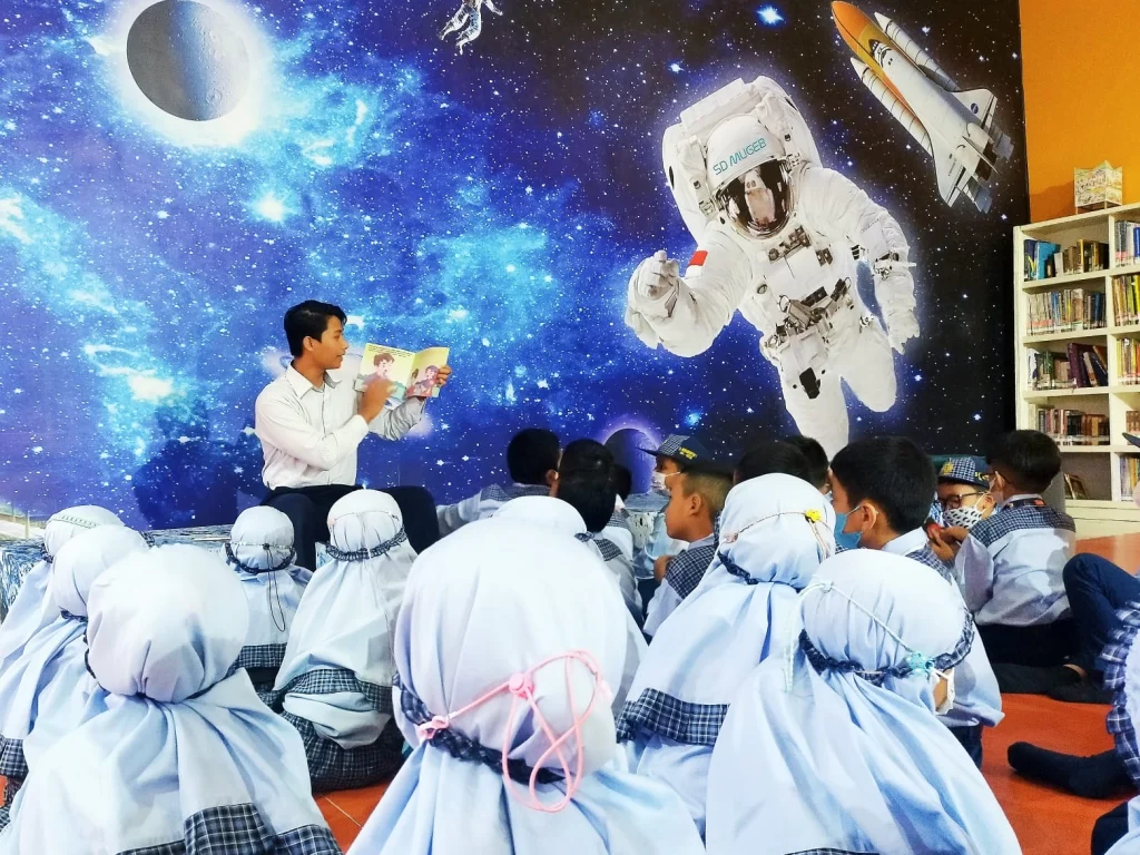Kunjungi Perpustakaan, Siswa Kelas I SD Mugeb Dapat Bonus Cerita