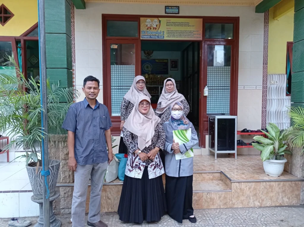 Madrasah Ini Gratis, Punya Usaha Air Isi Ulang dan Warkop