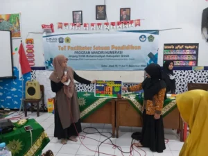 Media Belajar Penjumlahan Bersusun Karya Inovasi Guru SD Mugeb