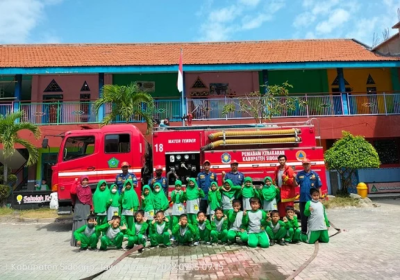 Petugas Damkar Datangi Sekolah, Siswa SD Muda Tusida Dibuat Terkesima 