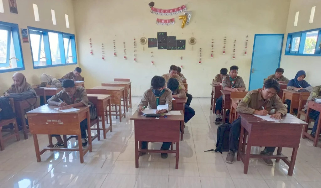 Siswa SMAM 1 Panji Situbondo Mengikuti PTS