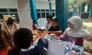 Strategi Siswa Kelas II Berjualan di Entrepreneur Day, Seru!