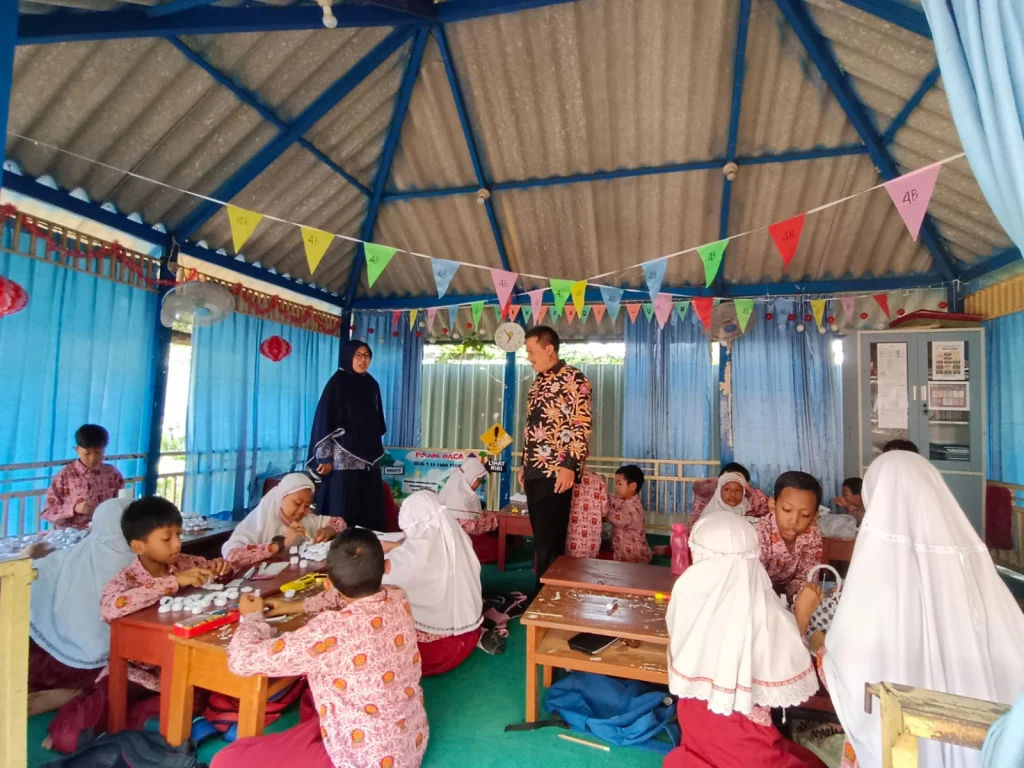 Tas Belanja dari Limbah Kertas Menarik Perhatian Juri LLSMS di Menganti