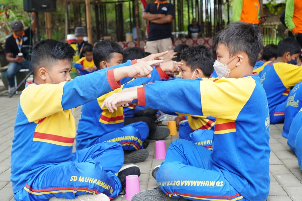 SDMM Mengajak Siswa Outbound sambil Beramal