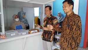 Tertarik Kantin Kejujuran SD Muda JOS Dukun, Juri LLSMS Beli Dadar Gulung