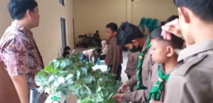 Siswa MIM 1 Pare Belajar Hidroponik bersama Purie Garden