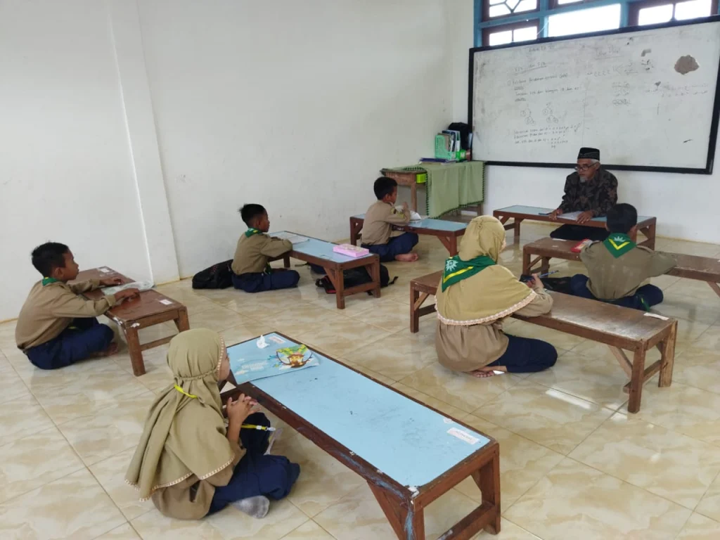 MIM Mentaras, Dua Kelas KBM tanpa Meja-Kursi