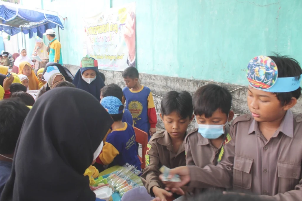 Sekolah Kreatif Menganti Tutup PTS dengan Entrepreneur Day