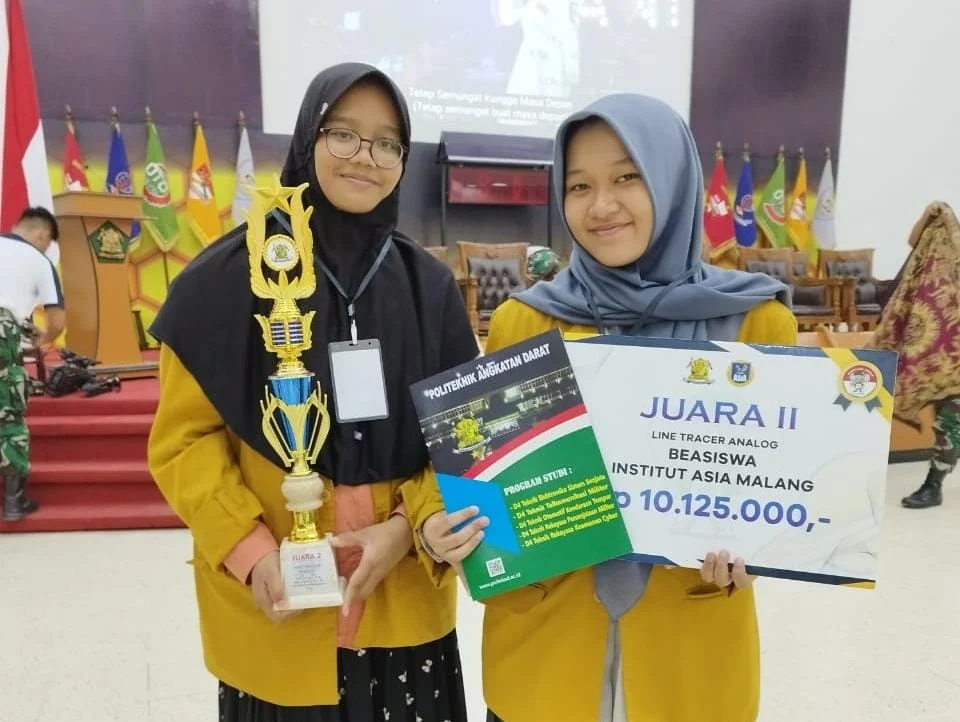 Dua Siswi MBS Smamsatu Juara Kompetisi Robotik