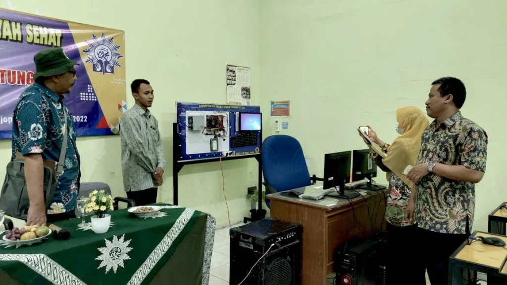 Dikunjungi Juri LLSMS, MTsM 10 Mojopetung Memamerkan Komputer Transparan