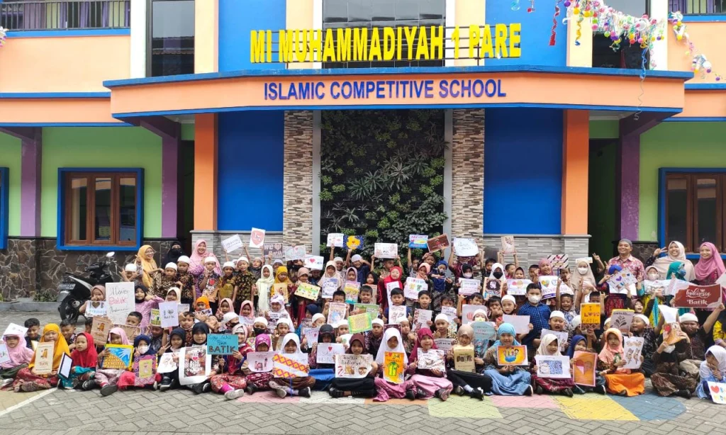 Siswa MIM 1 Pare Mengekspresikan Cinta Batik Indonesia