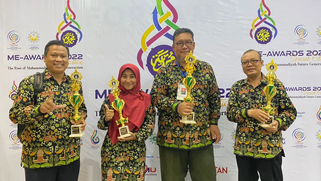 Tiga Guru SDMM Meraih Special Award