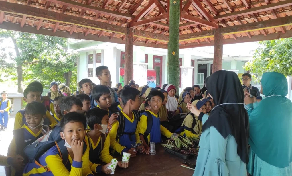 Siswa Mimuda Pro Belajar Tanaman dan Hewan di DPKPP