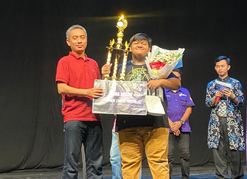 Nyonya Muluk Bawa Teater Extra Smamsatu Juara Umum Festival Nasional