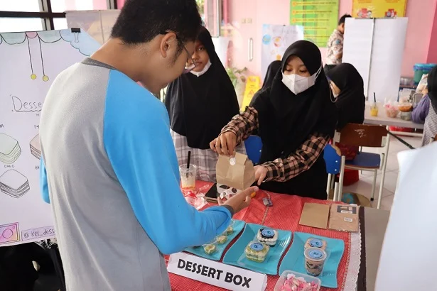 Gedhang Anti Gamon, Olahan Lumpia Pisang di Market Day SMP Miosi