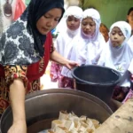 Siswa SD Mugres Belajar ke Rumah Produksi Pudak Gresik