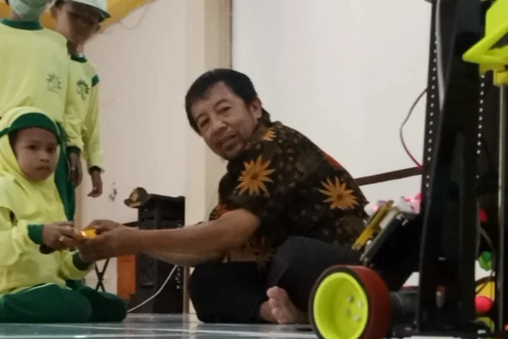 One Day with Mugres, Siswa TK Aisyiyah 1 Disambut Robot Transformer