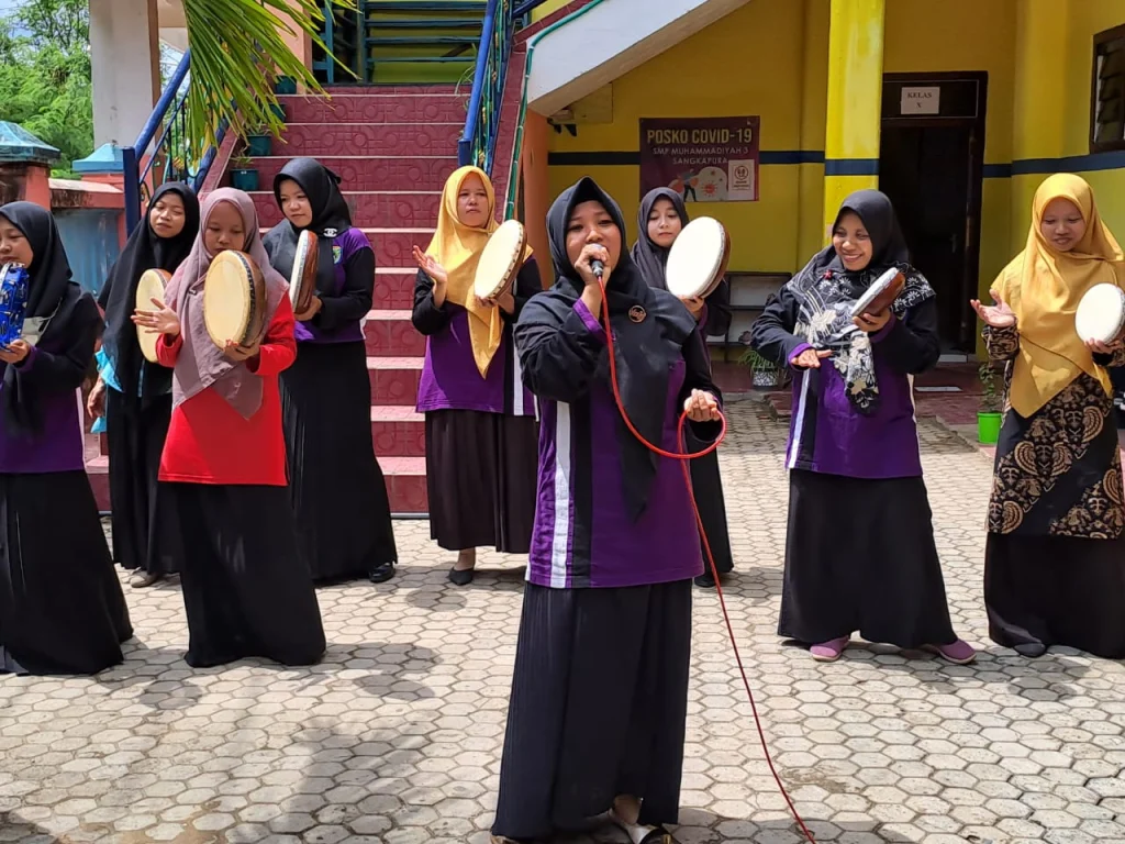 Pencak Silat dan Zamroh Sambut Juri LLSMS di SMP Mutiara dan Smamda Bawean