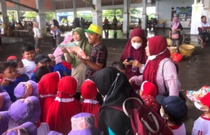 Siswa TK Aisyiyah I Kota Probolinggo Belajar Goreng Ikan Teri Nasi