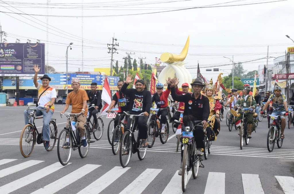 Ada Srikandi Perang dalam Gowes Muhammadiyah Ngawi bersama Bupati dan Kosti