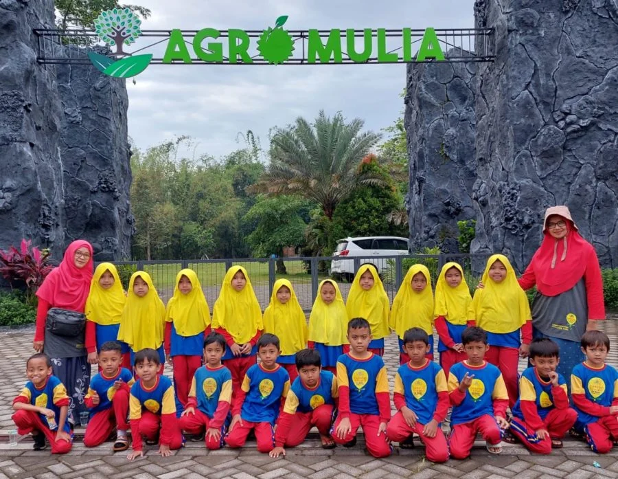 Di Agro Mulia, Siswa Ini Akhirnya Tahu Tanaman Salak Itu Berduri Besar