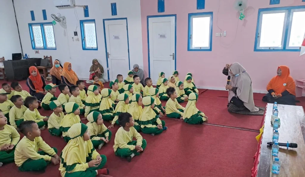 Pecah Telur di Bawean, Juri LLSMS Mengunjungi KB dan TK Aisyiyah